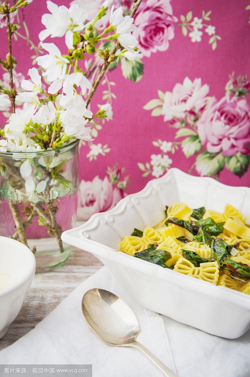 春季甜菜意大利面的色彩与味道