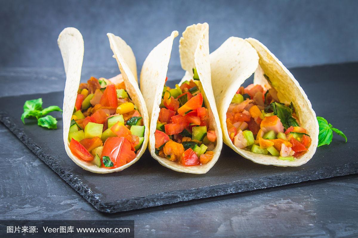 如何用不同的佐料提升墨西哥玉米饼的风味