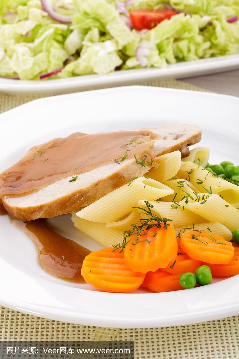 如何将意大利面与烧烤猪肉结合