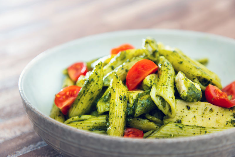 如何在意大利面汤中加入坚果